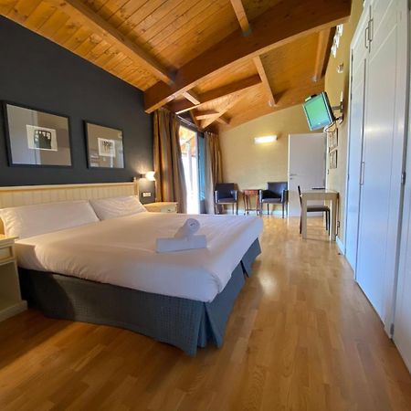 Hotel Iru-Bide Lumbier Buitenkant foto