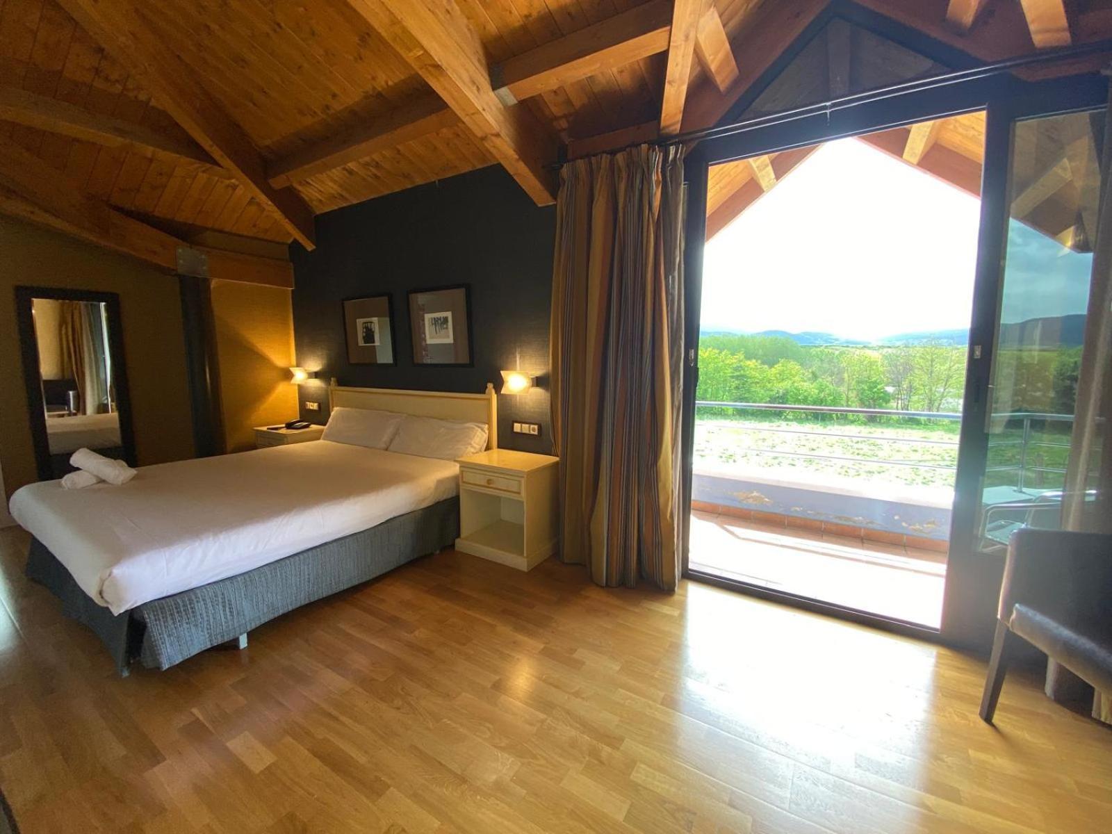 Hotel Iru-Bide Lumbier Buitenkant foto