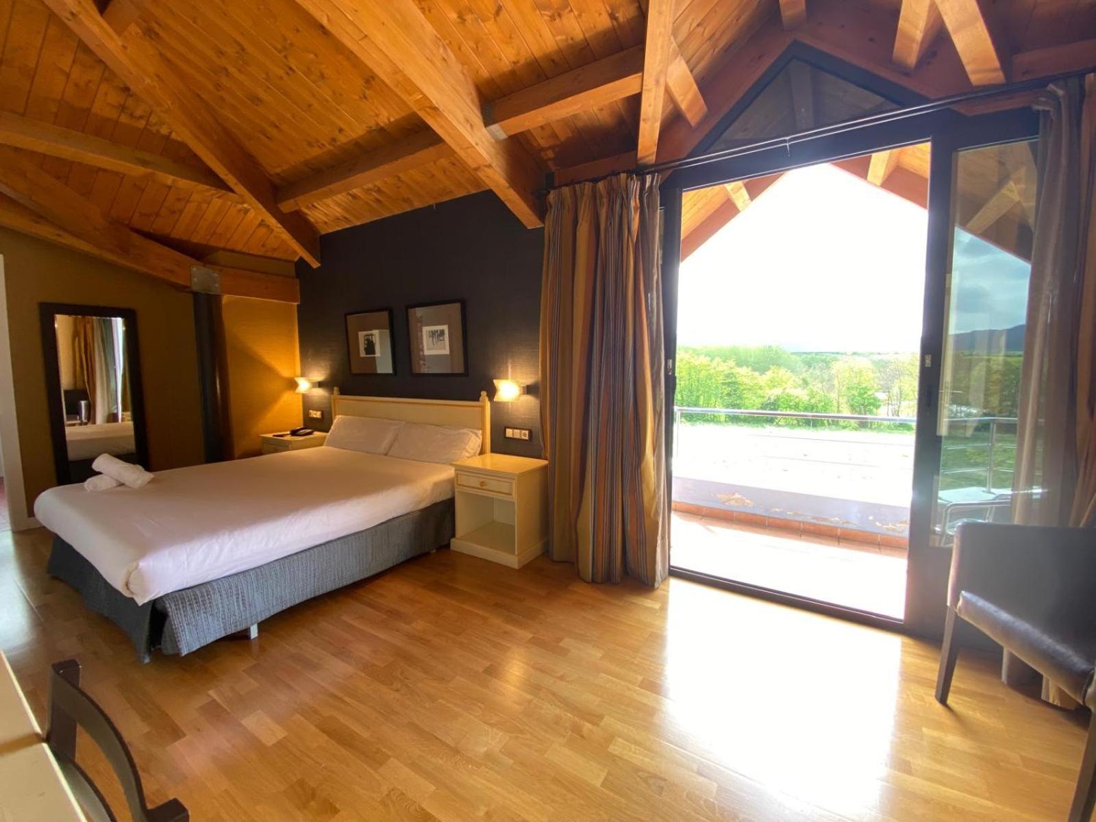 Hotel Iru-Bide Lumbier Buitenkant foto