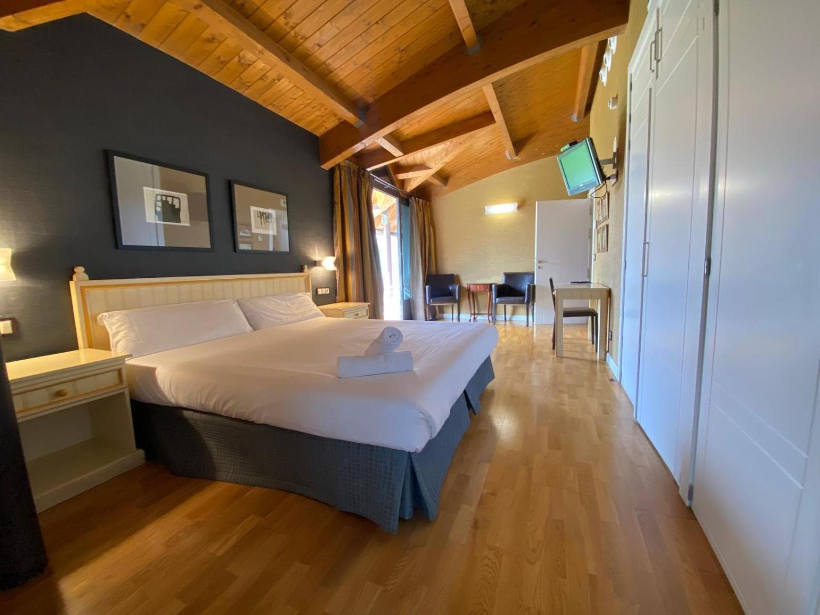 Hotel Iru-Bide Lumbier Buitenkant foto