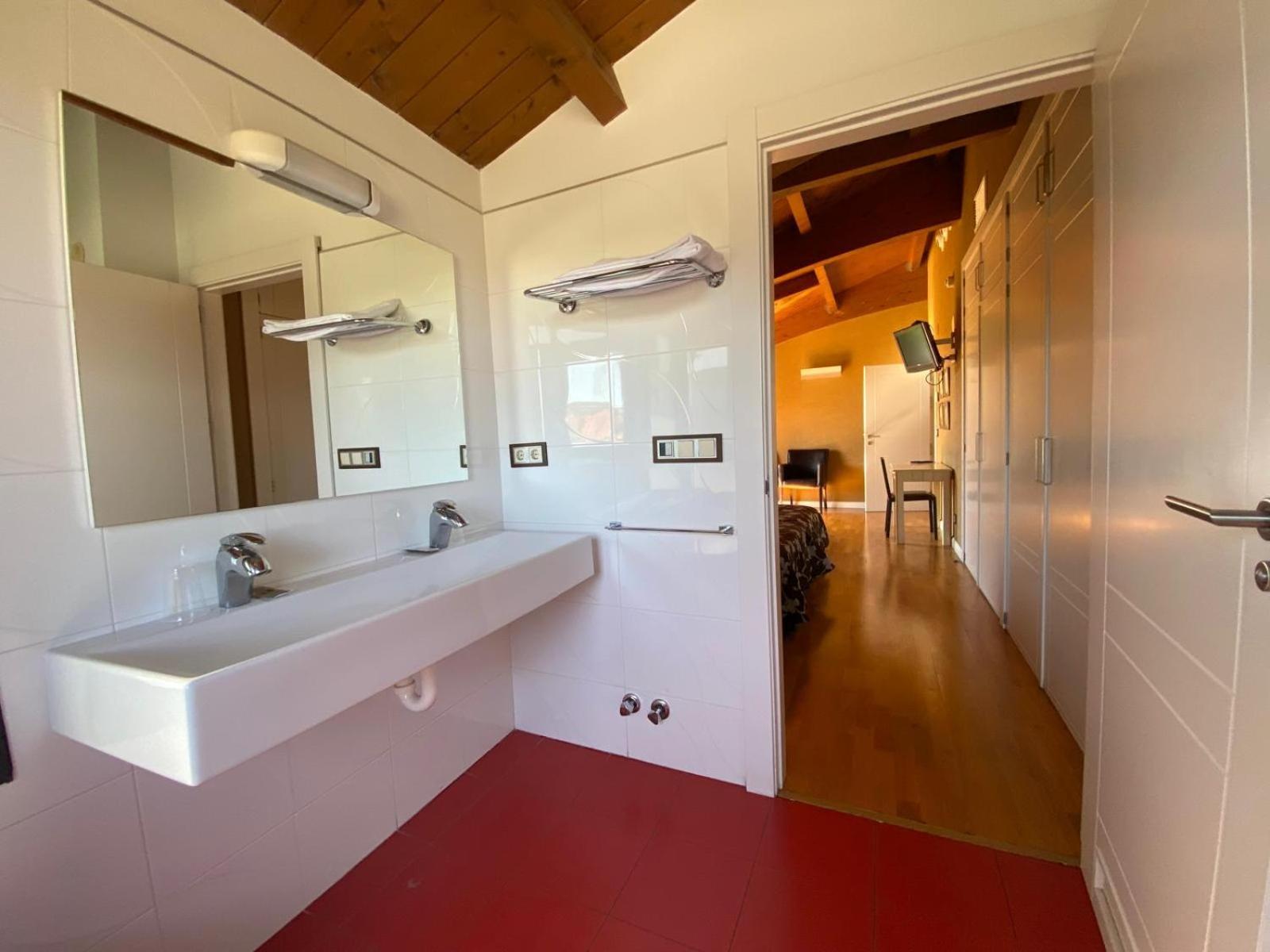 Hotel Iru-Bide Lumbier Buitenkant foto